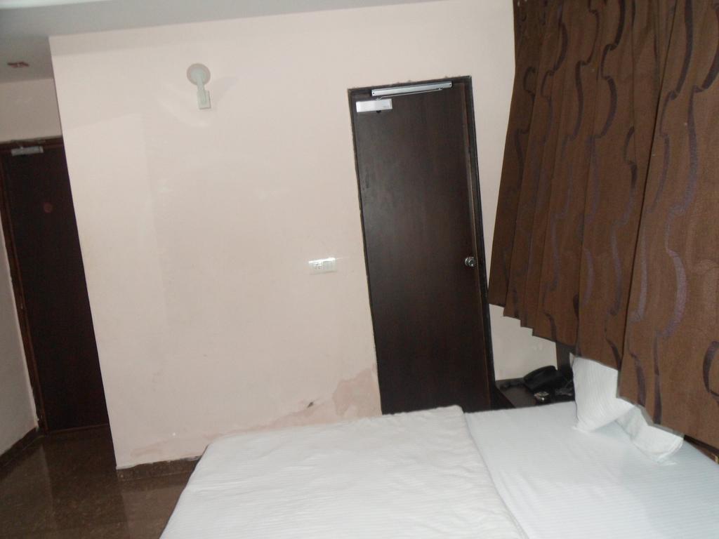 Hotel Silver Plaza Ahmadabad Pokój zdjęcie