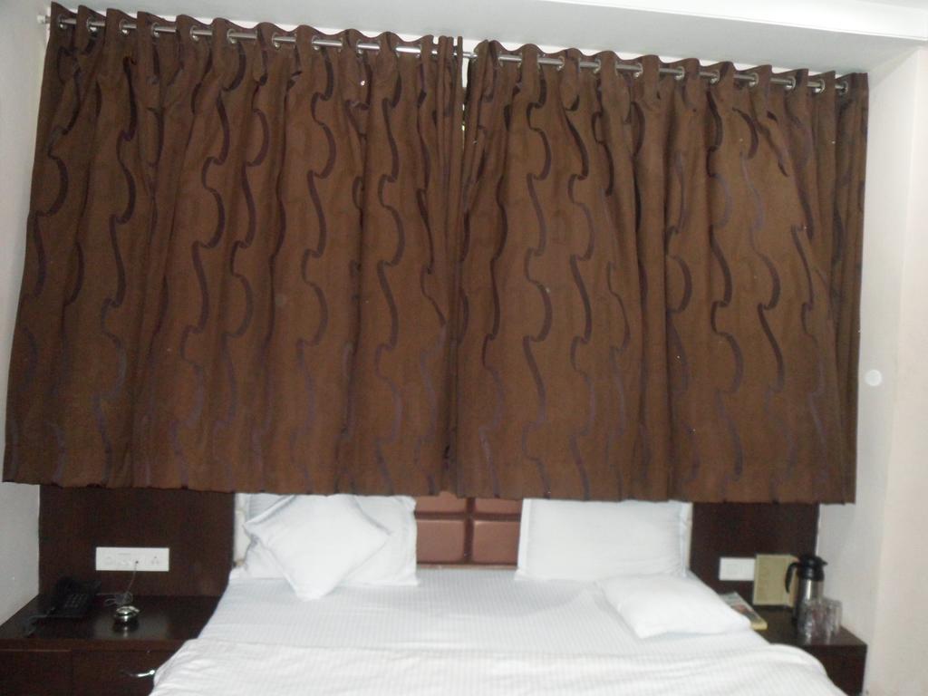 Hotel Silver Plaza Ahmadabad Pokój zdjęcie