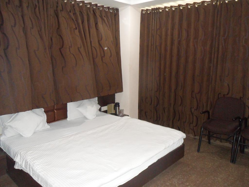 Hotel Silver Plaza Ahmadabad Pokój zdjęcie